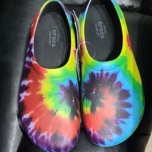 CROCS ON THE CLOCK SLIP RESISTANT WORK CLOGS TIE DYE WOMENS SIZE 8 NEW NO BOX